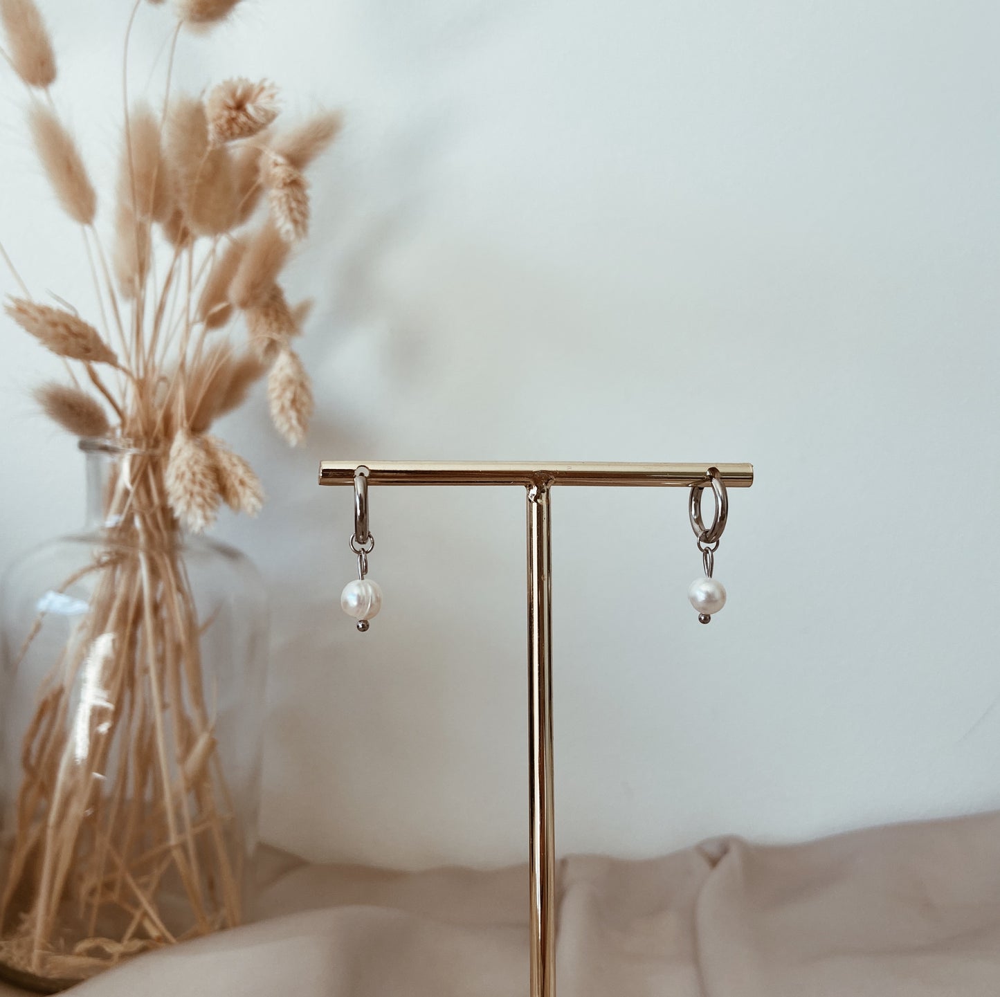 Basic pearl earrings