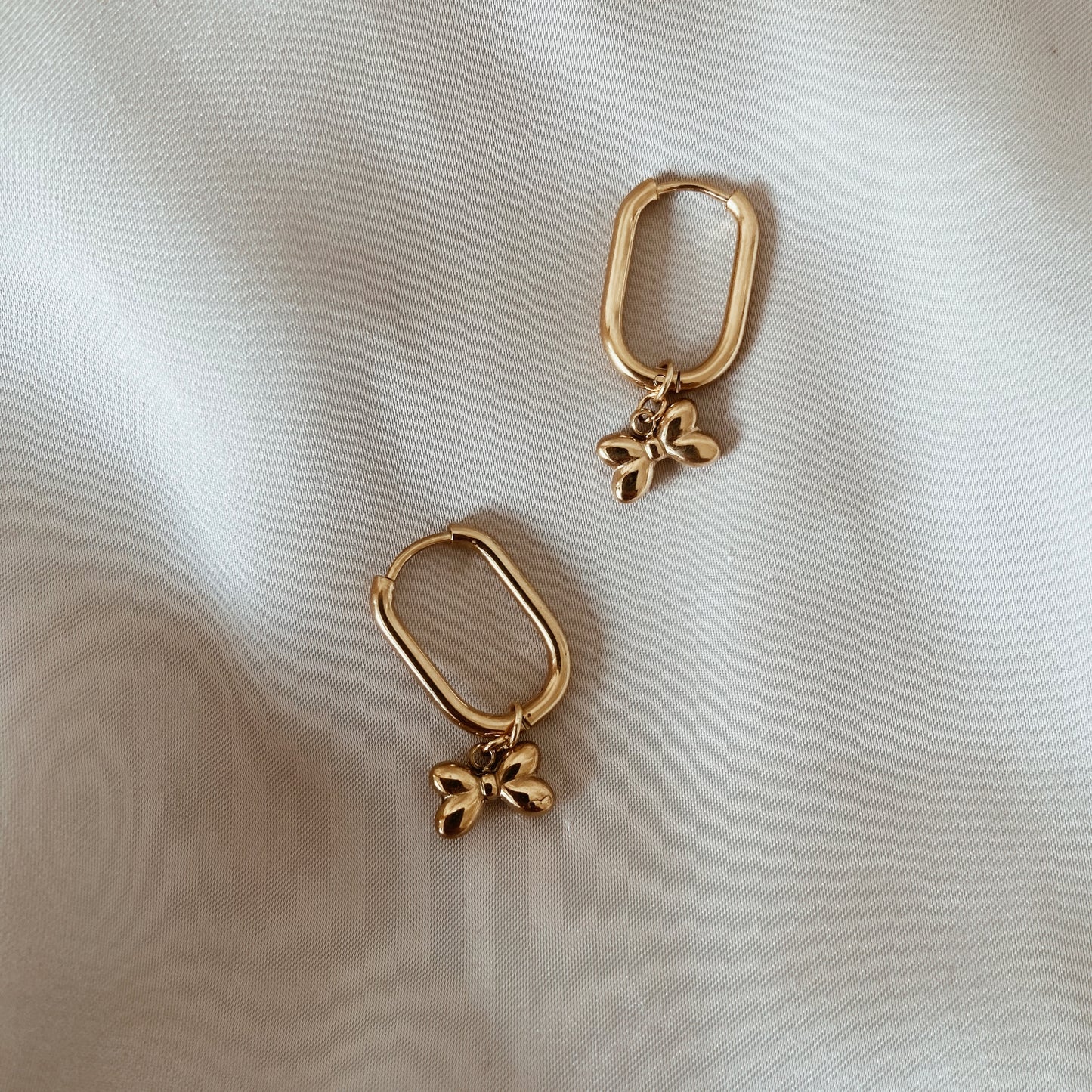 Oval bow earrings