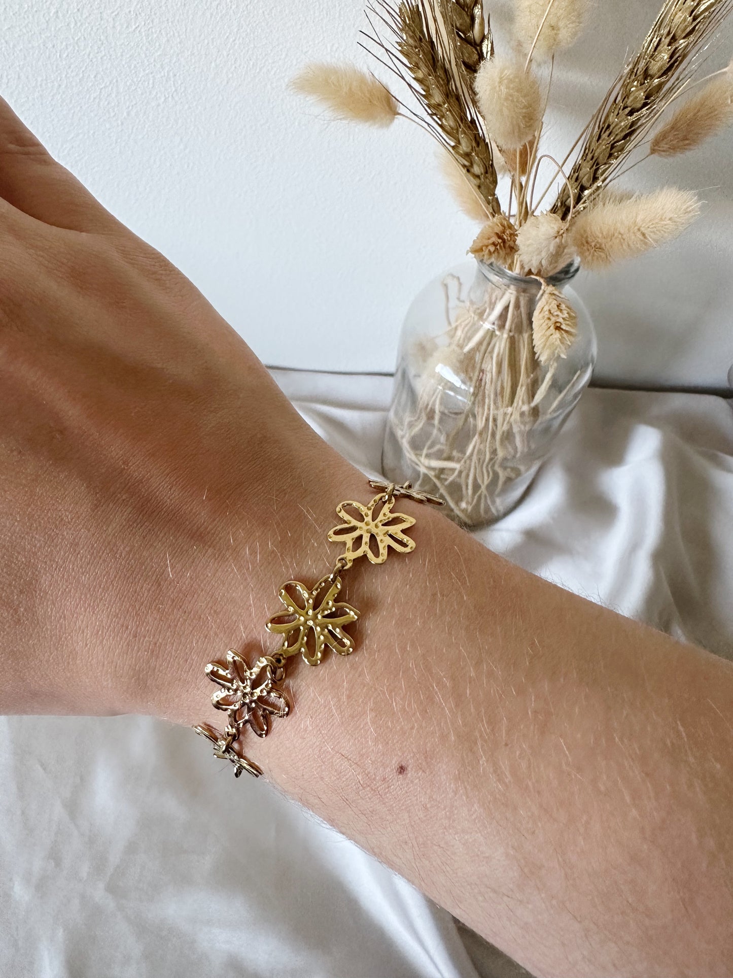 Daisy flower bracelet