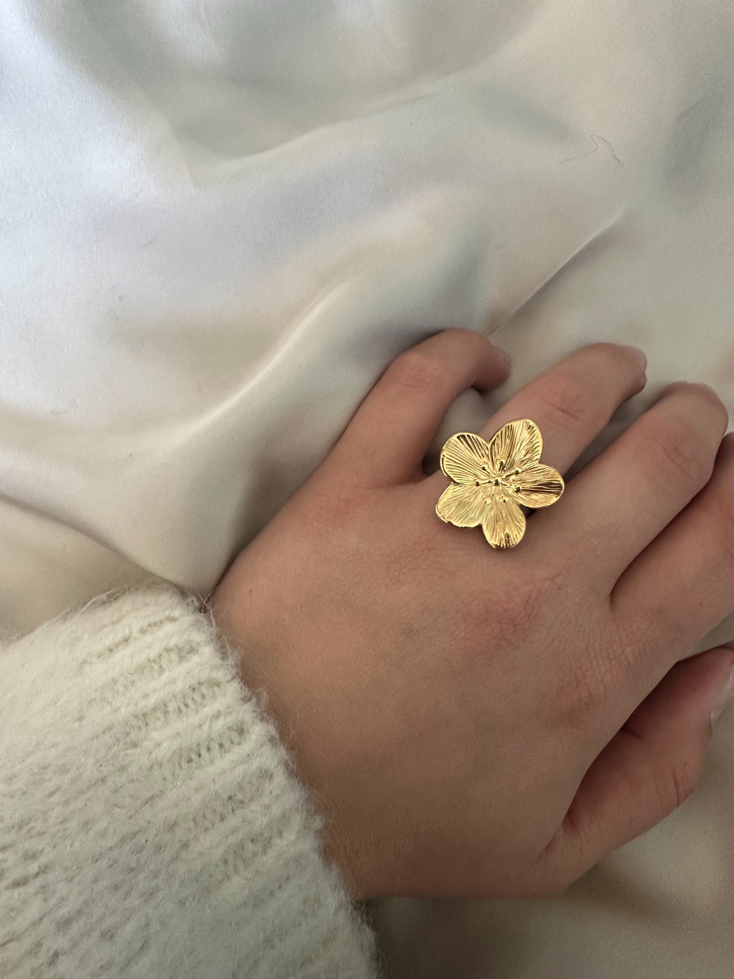 Flower statement ring - mini