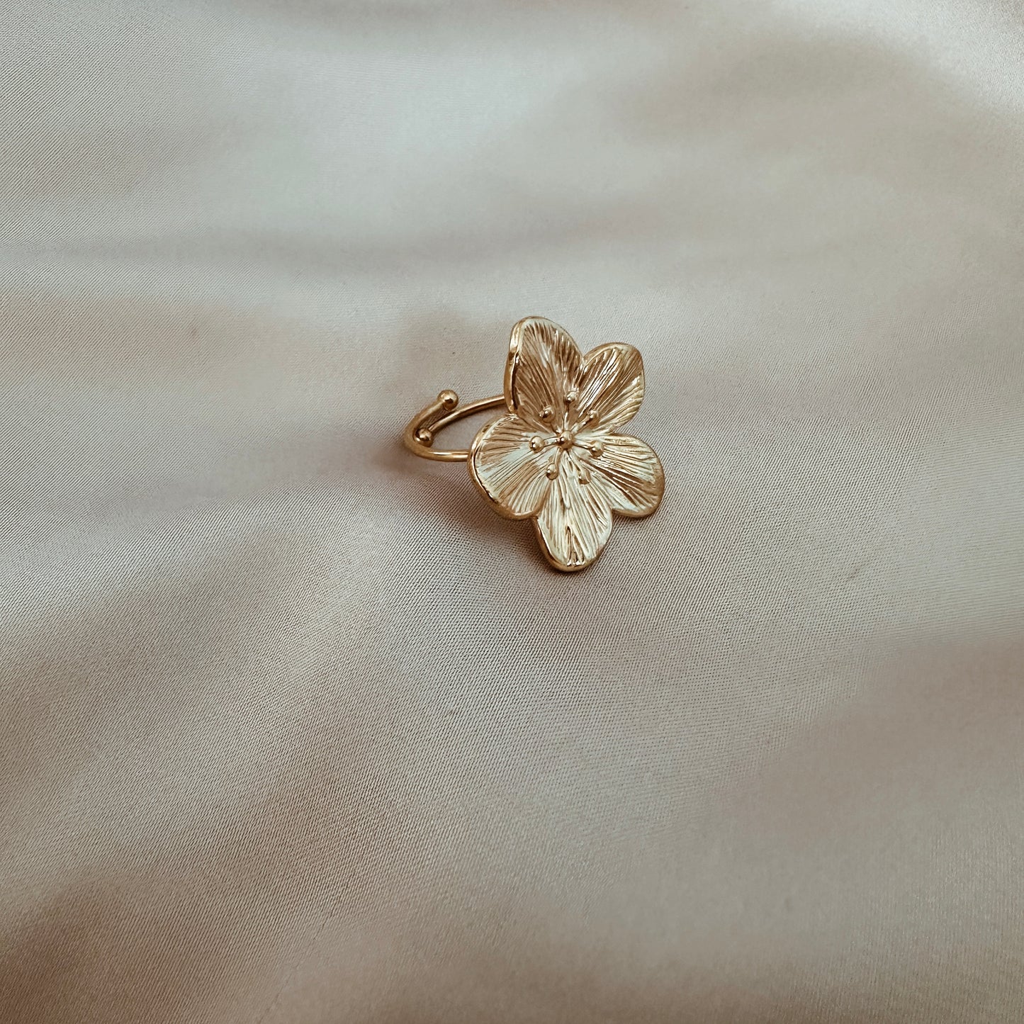 Flower statement ring - mini