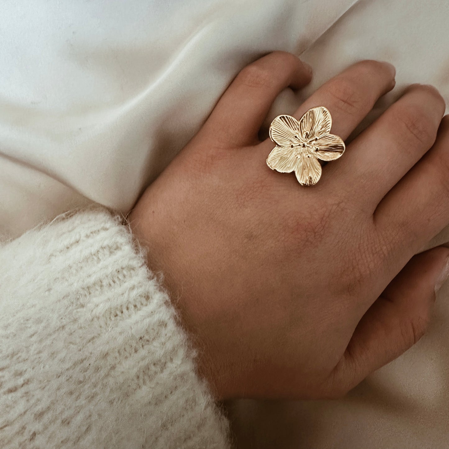 Flower statement ring - mini