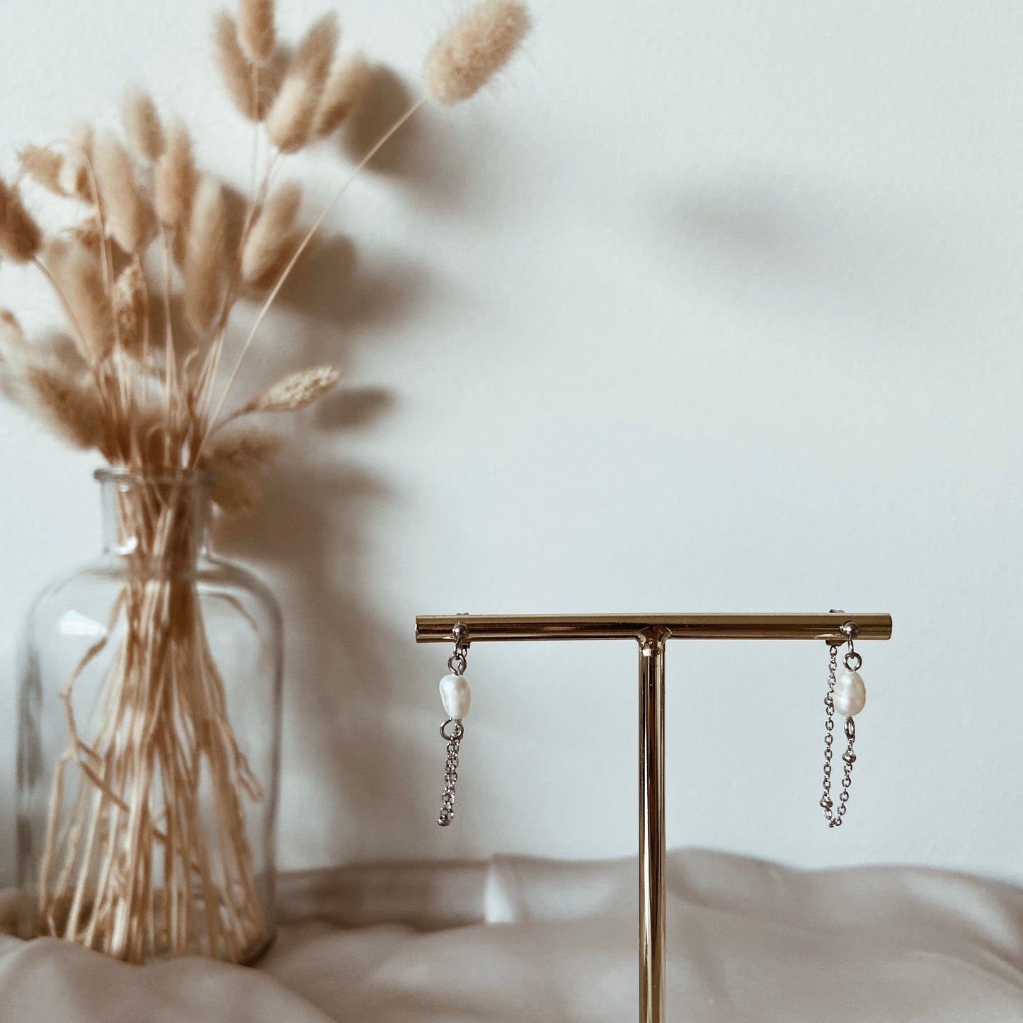 Dotty pearl earrings