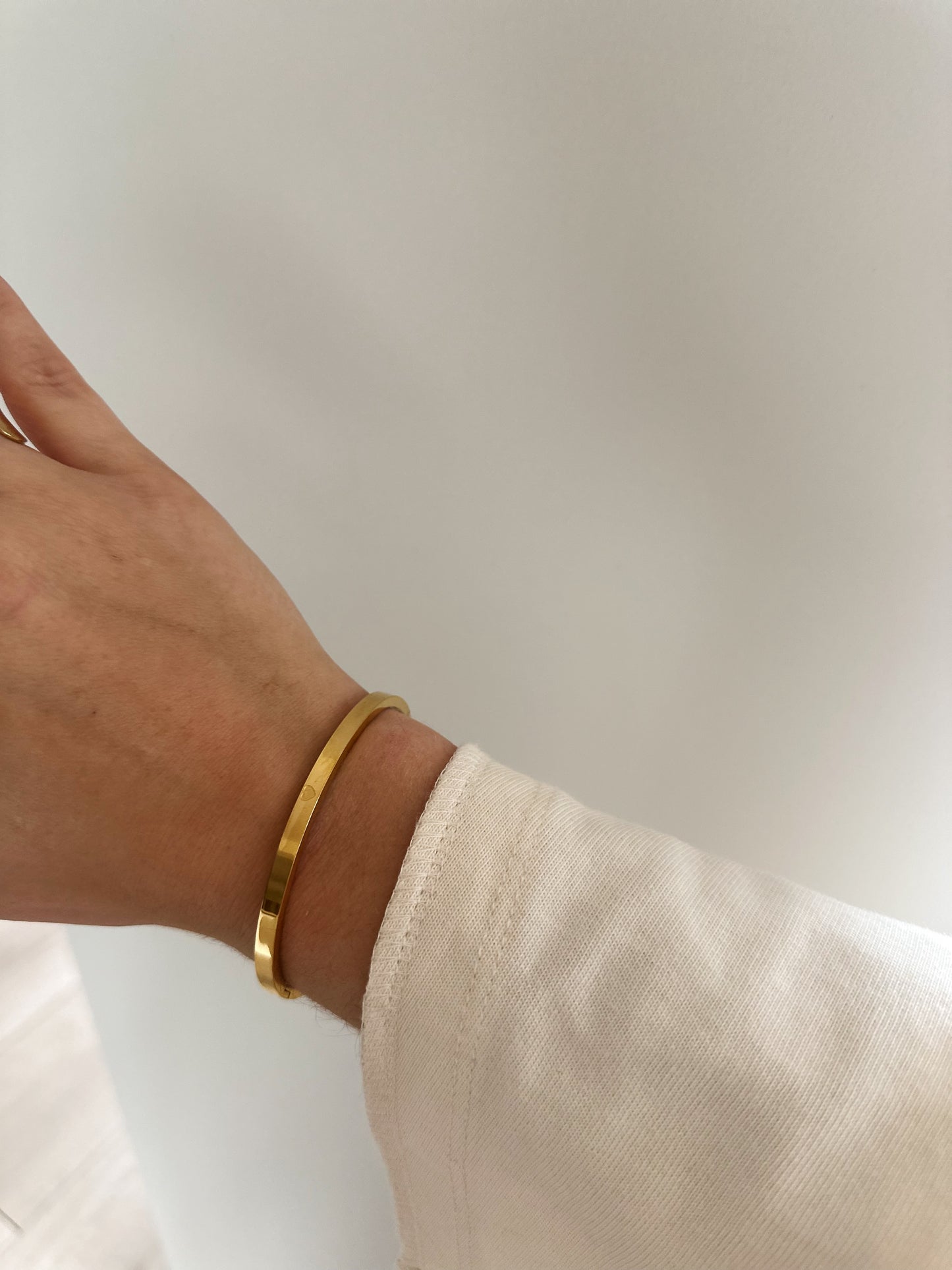 Subtile love bangle