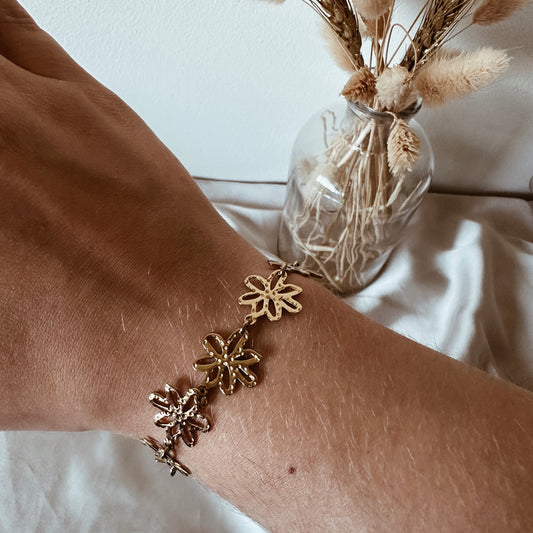 Daisy flower bracelet