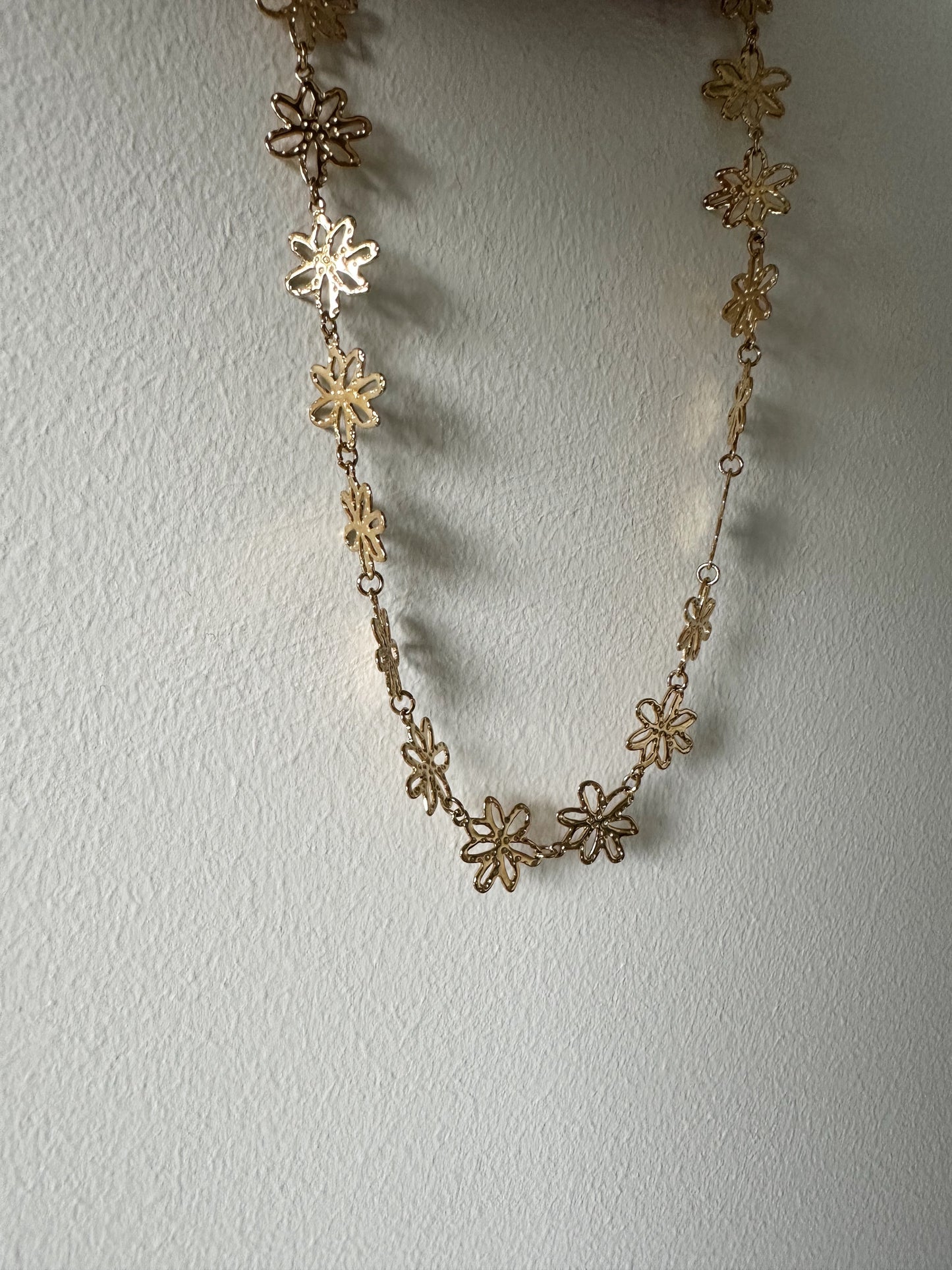 Daisy flower necklace