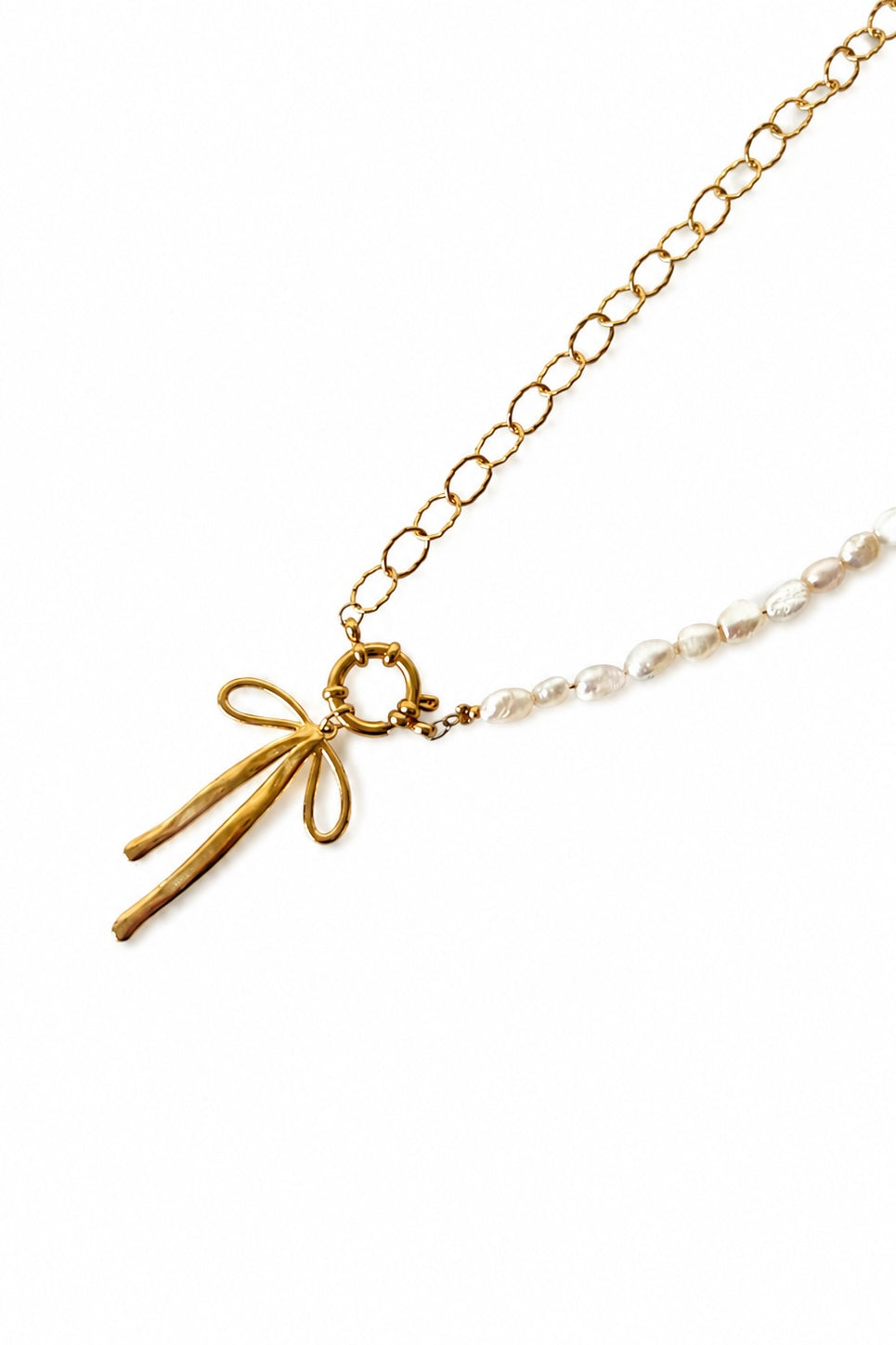 Statement bow necklace