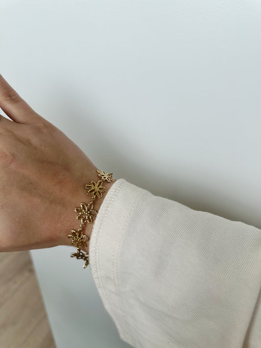 Daisy flower bracelet