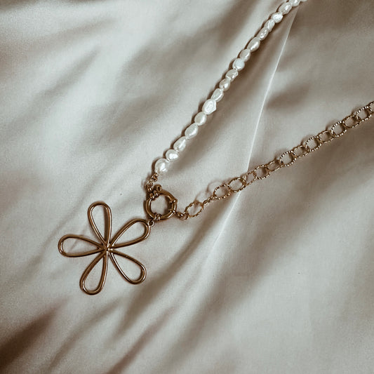 Pearl bloom necklace