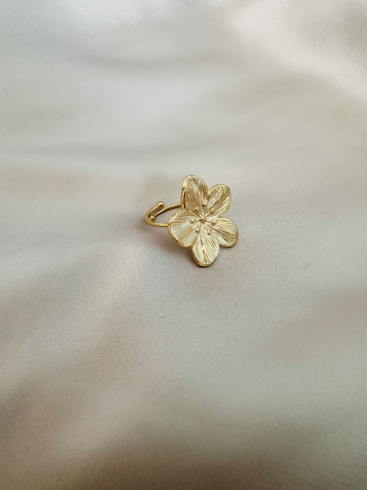 Flower statement ring - mini