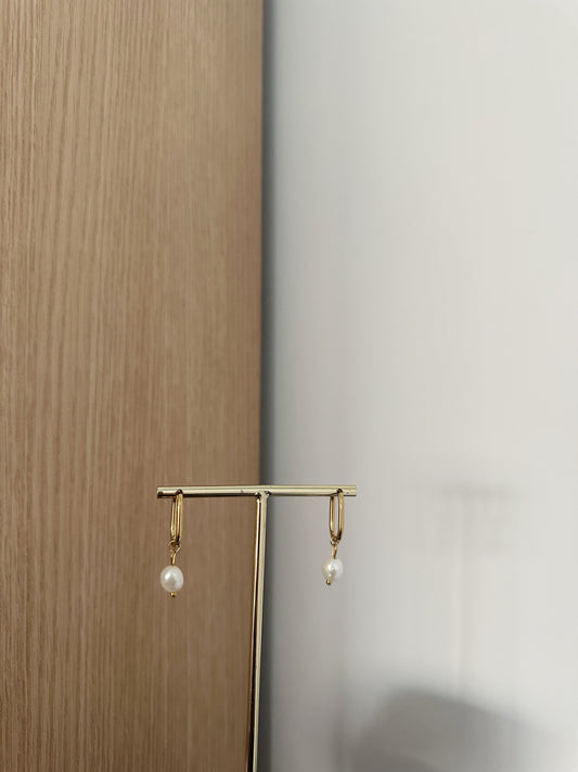 Oval pearl earrings